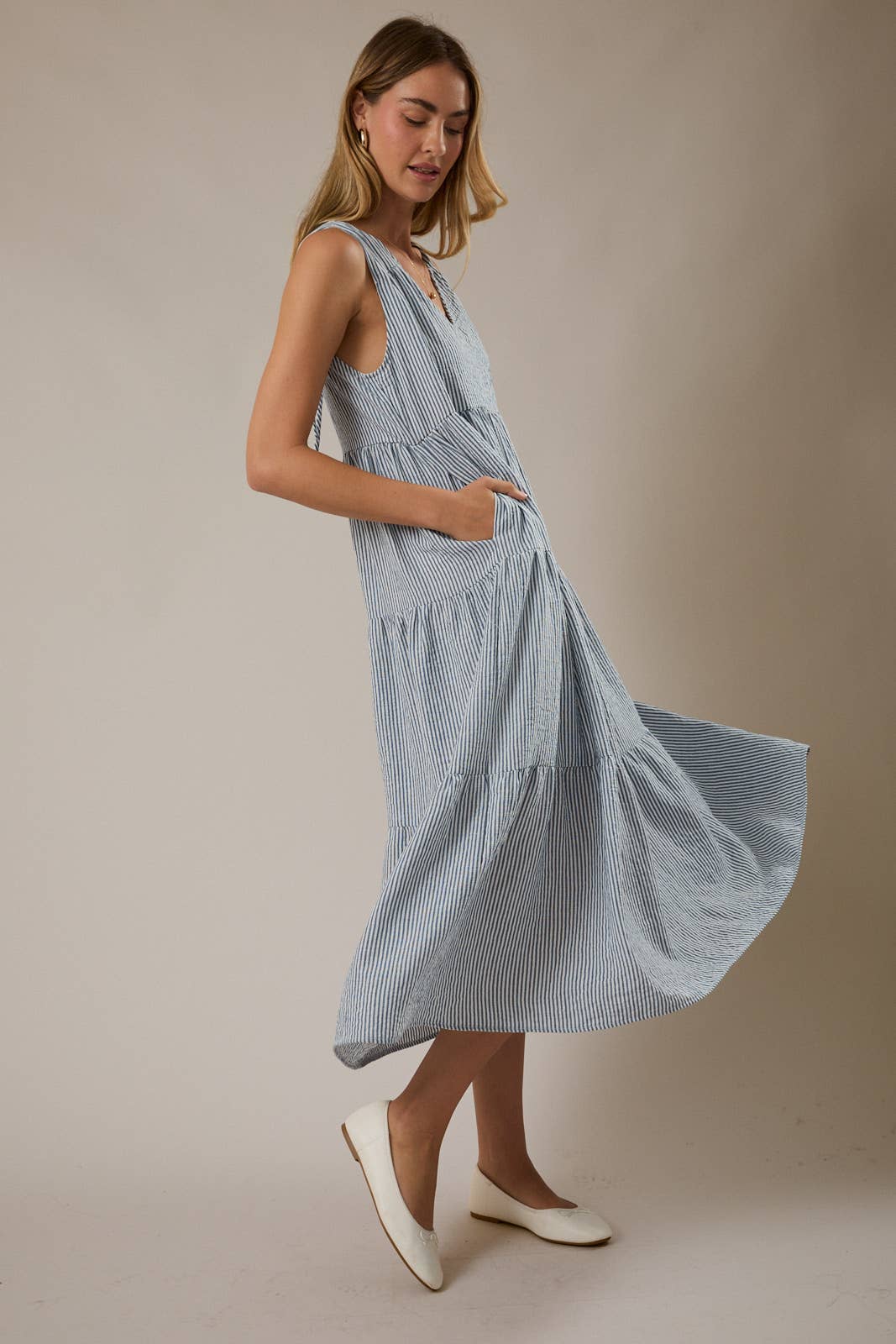 GILLI - V-NECK SLEEVELESS TIERED STRIPE MAXI DRESS