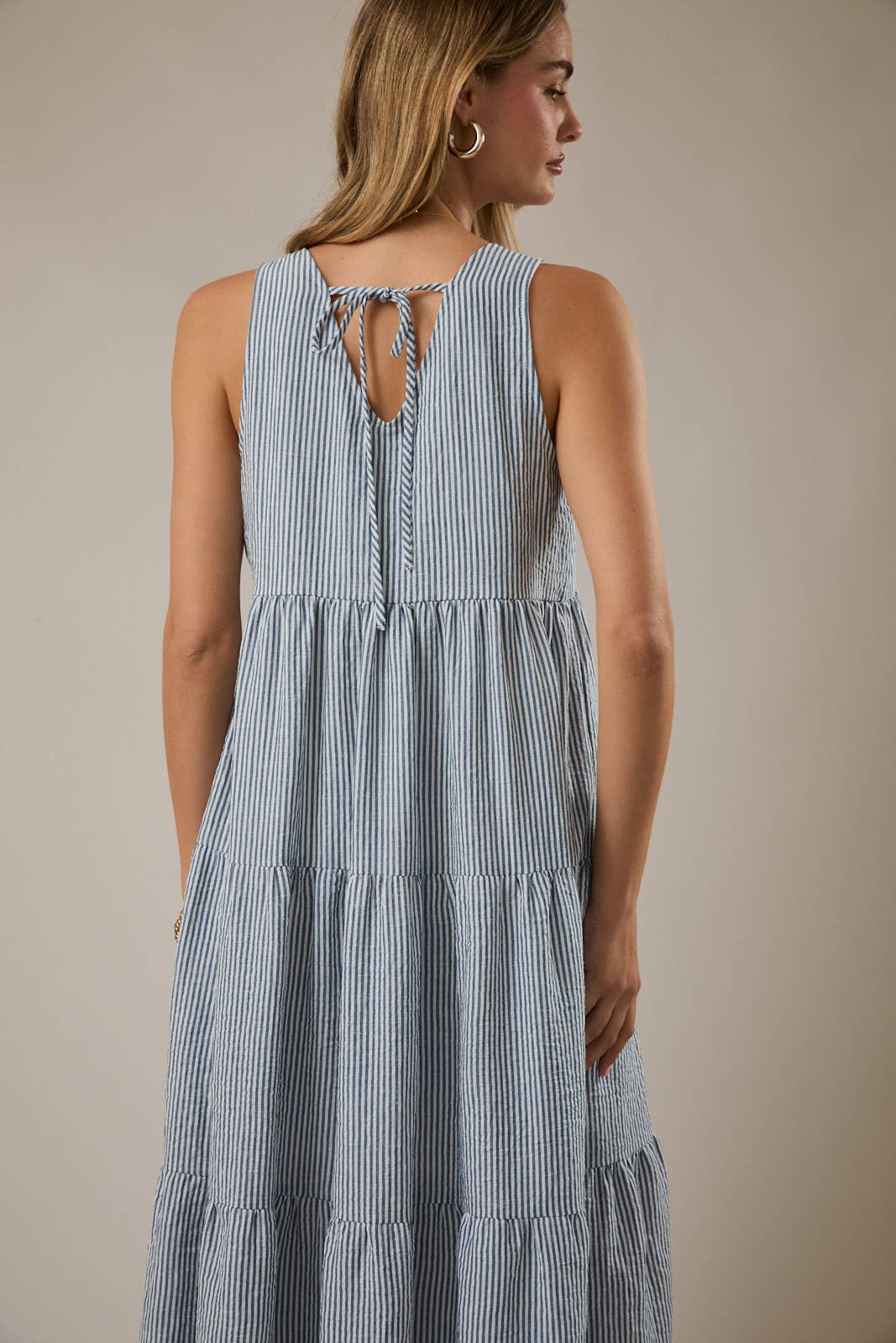 GILLI - V-NECK SLEEVELESS TIERED STRIPE MAXI DRESS