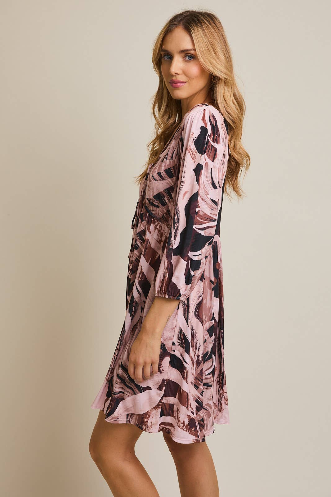GILLI - V-NECK FRONT TIE LONG SLEEVE ABSTRACT MINI DRESS