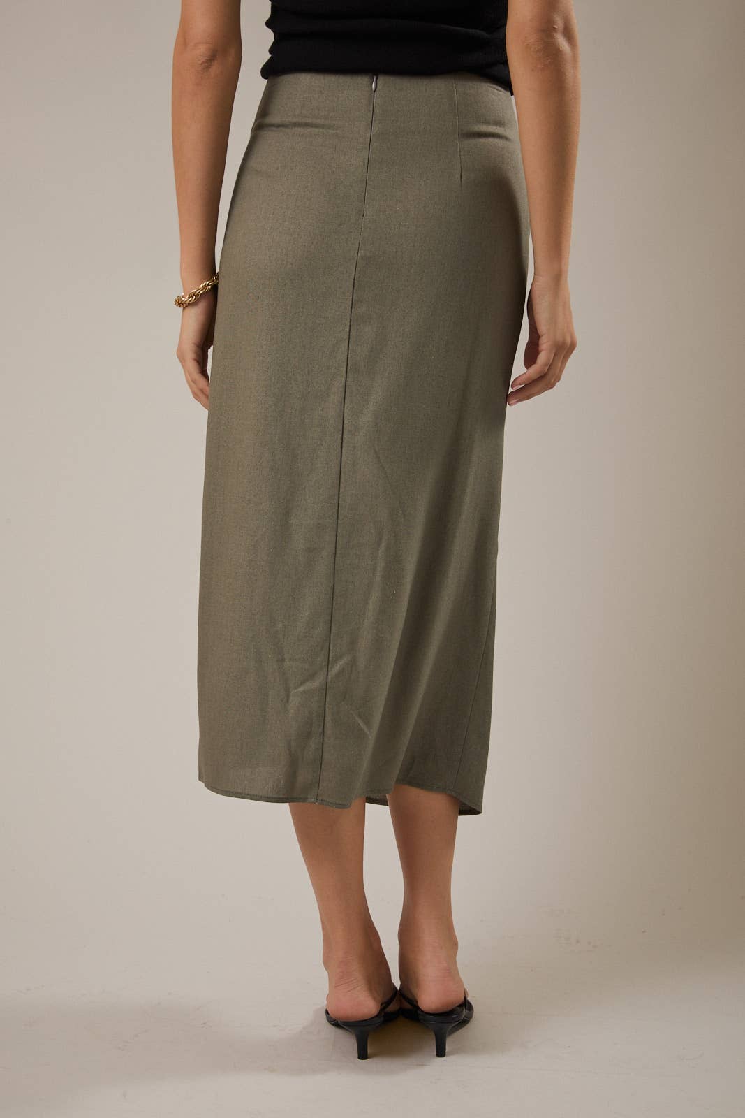 GILLI - SIDE DRAPED BACK SLIT WITH METAL DETAIL MIDI SKIRT