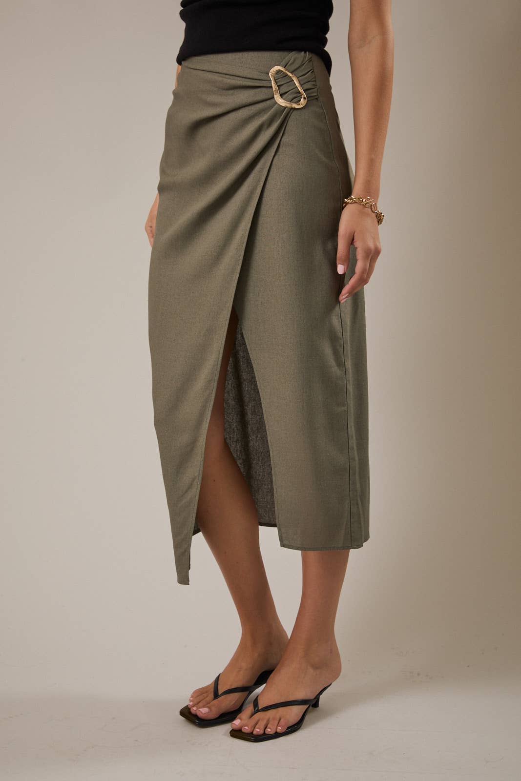 GILLI - SIDE DRAPED BACK SLIT WITH METAL DETAIL MIDI SKIRT