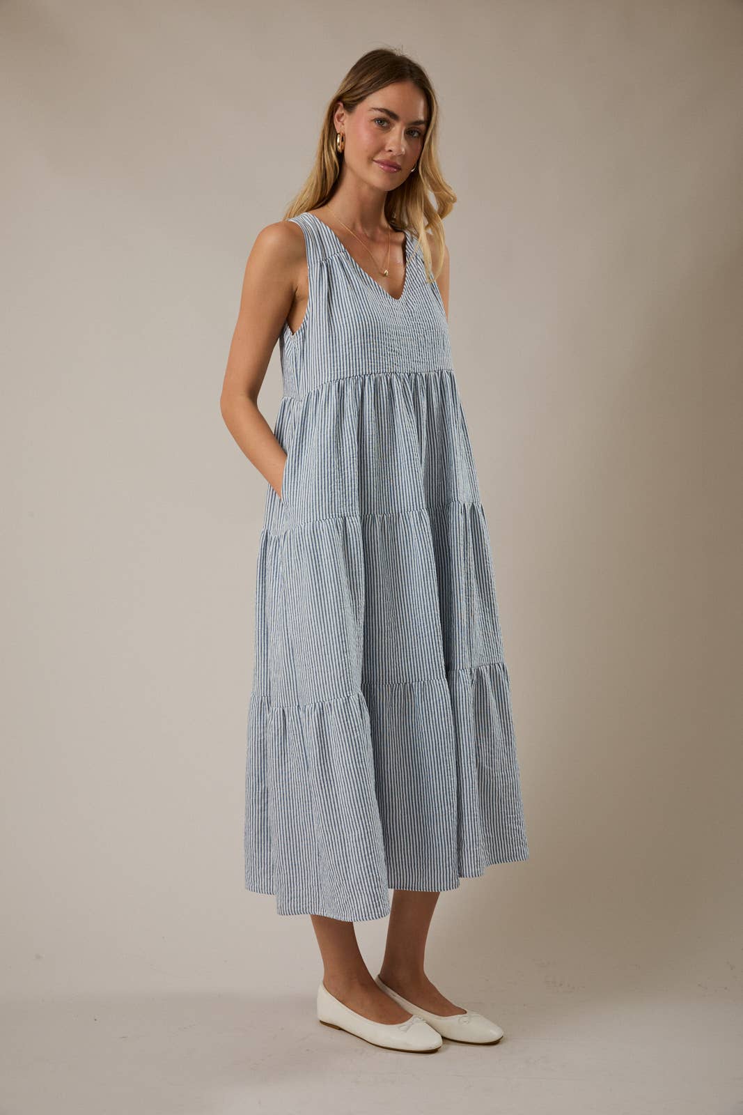 GILLI - V-NECK SLEEVELESS TIERED STRIPE MAXI DRESS