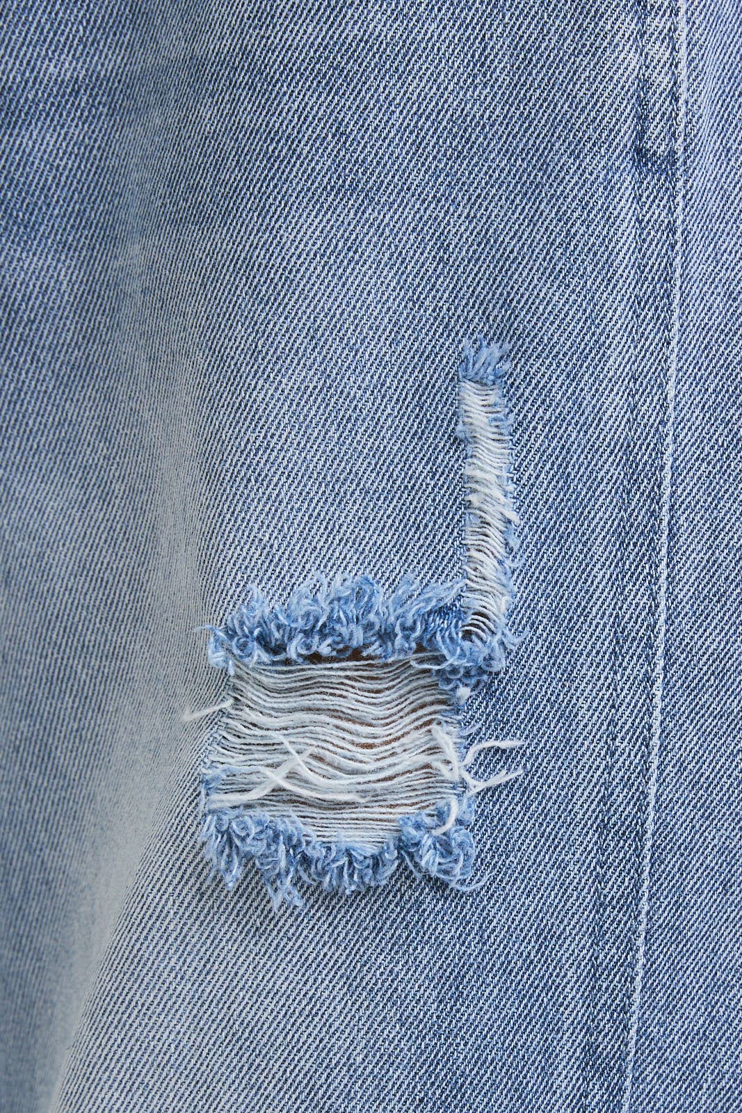 GILLI - DISTRESSED BARREL JEANS