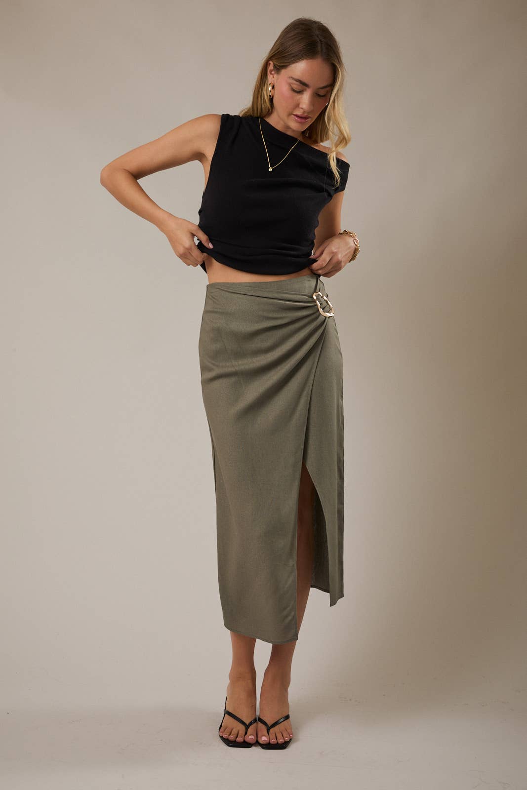 GILLI - SIDE DRAPED BACK SLIT WITH METAL DETAIL MIDI SKIRT