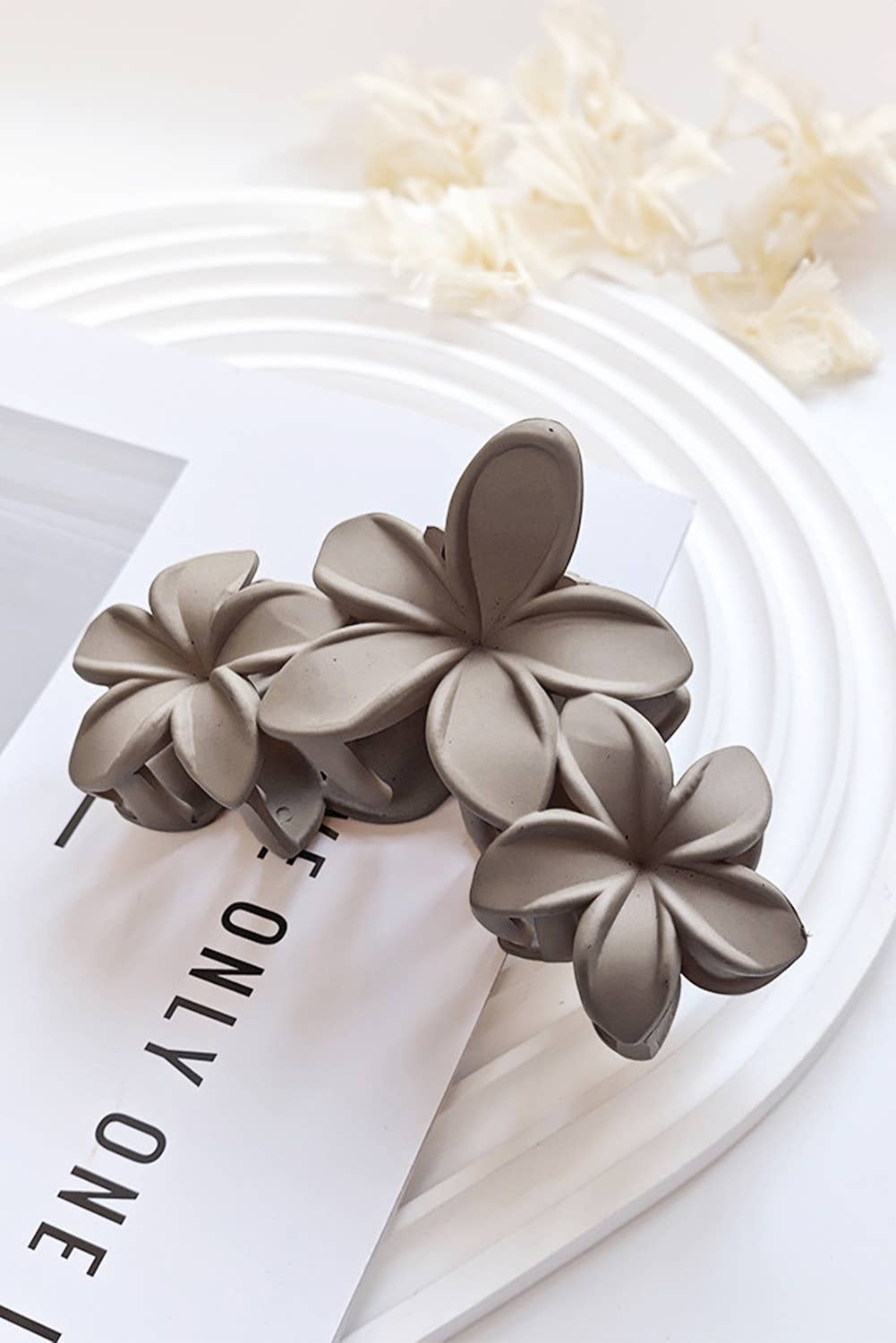 Aapparella - 3D Flower Plastic Resin Hair Claw