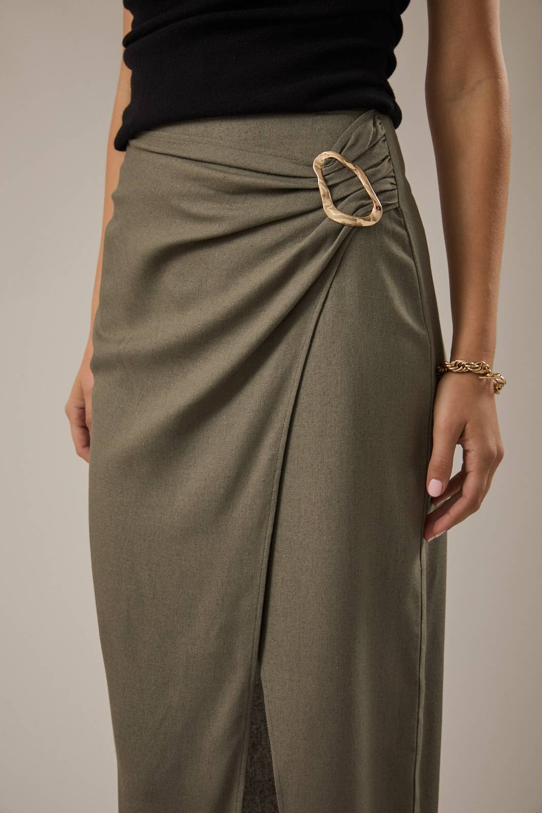 GILLI - SIDE DRAPED BACK SLIT WITH METAL DETAIL MIDI SKIRT